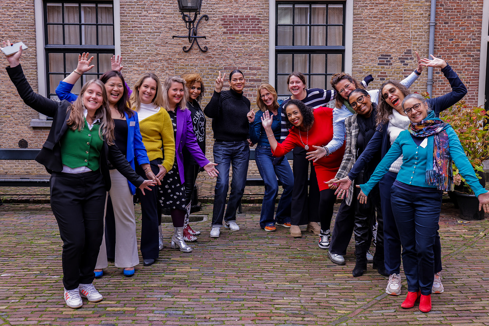 Groepsportret tijdens event op een Hollandse binnenplaats
